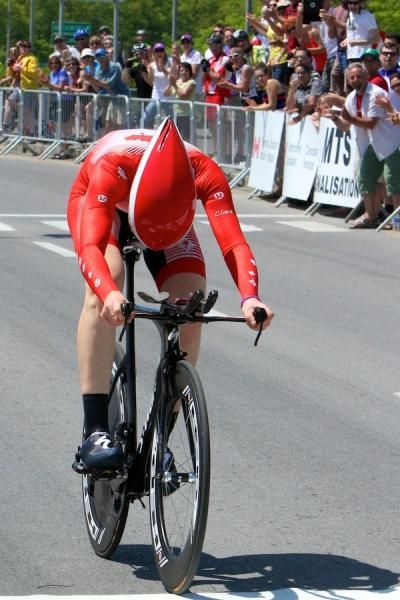 Clara Hughes (Specialized_lululemon) squeezed out every fraction of a second to the line