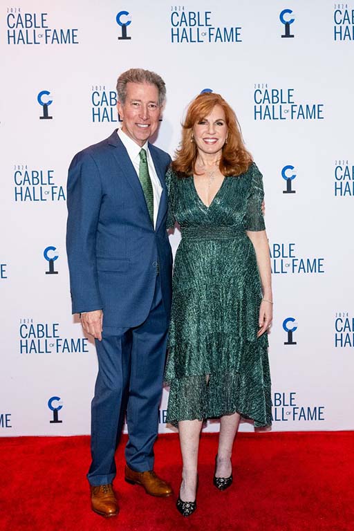 Pat Esser (l.), former president, Cox Communications, with inductee Liz Claman, anchor, Fox Business Network.