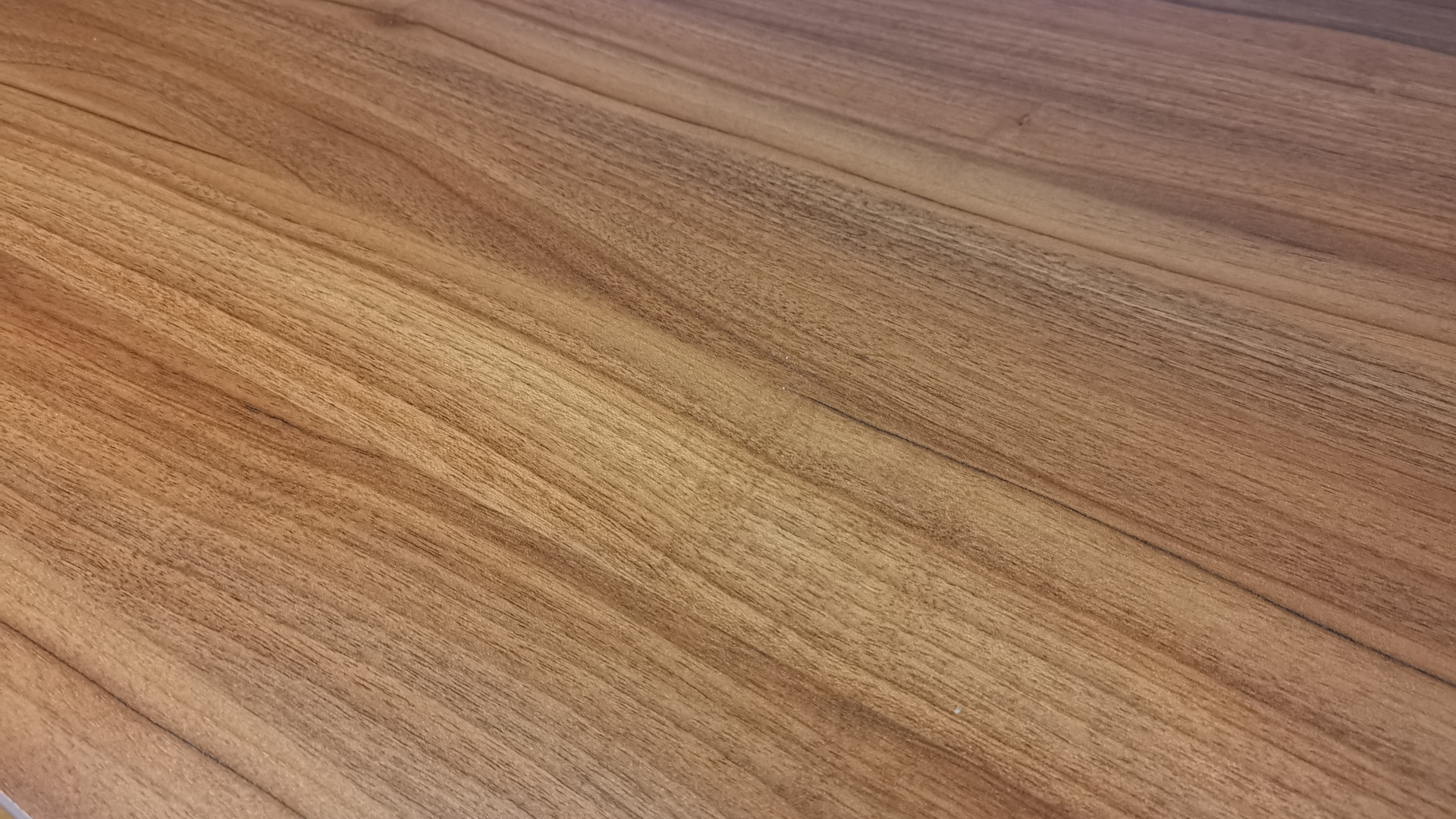 The fake wood grain effect on the Friska Primo Designer standing desk