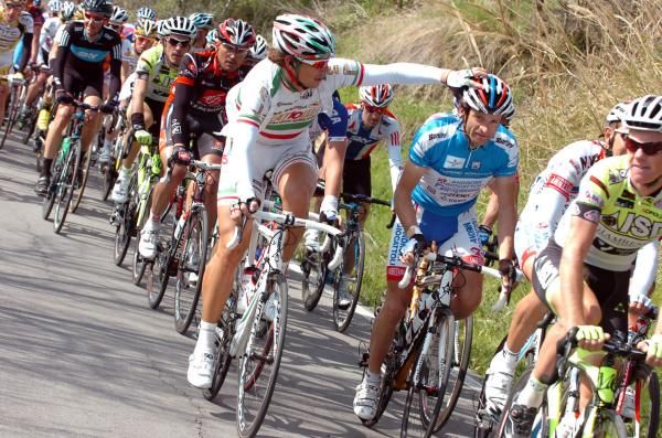 Filippo Pozzato touches Scarponi's helmet