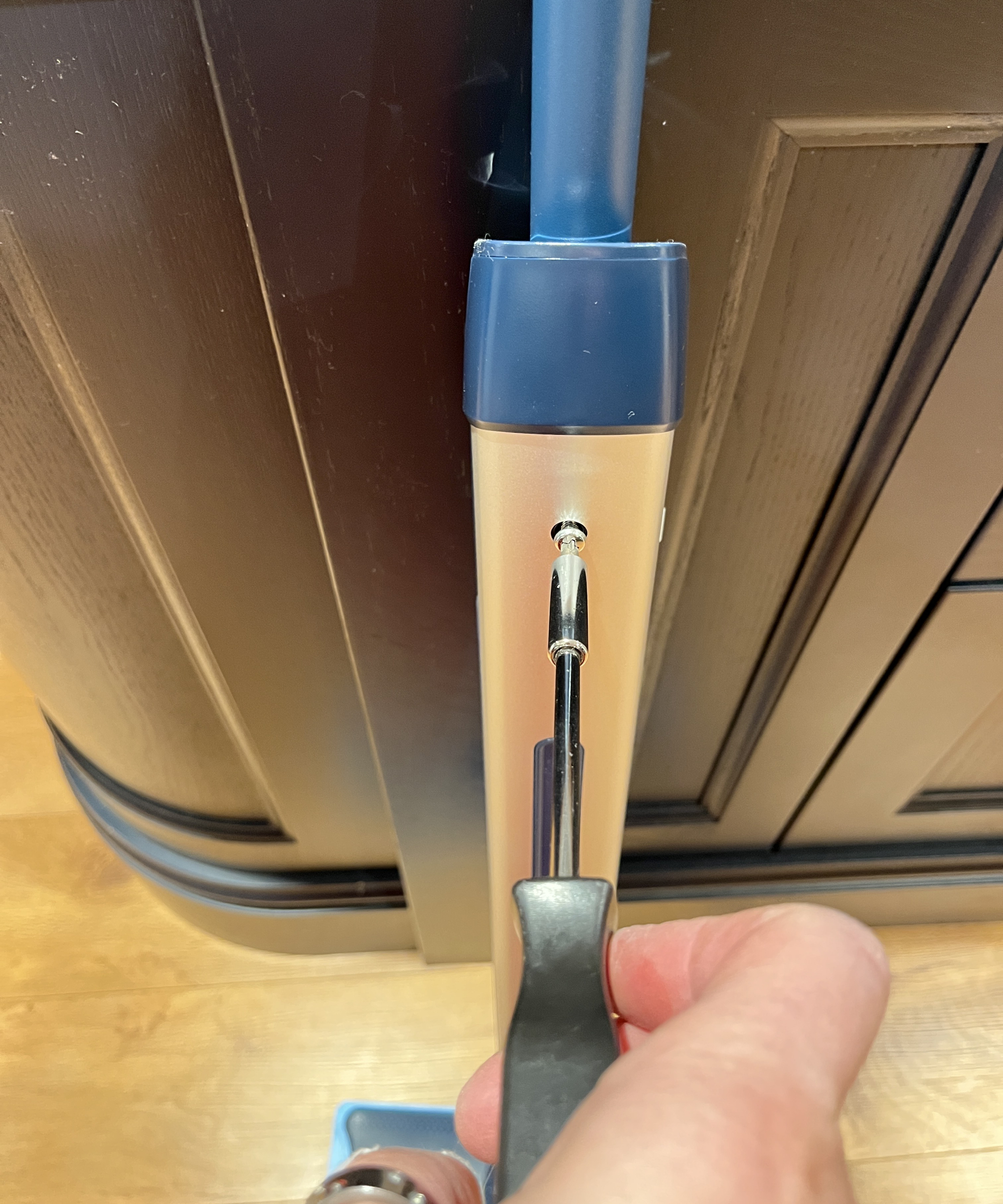 screwing the handle together on the Philips OneUP 5000 series electric mop