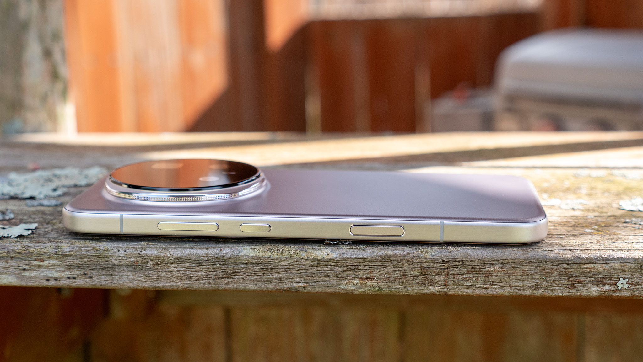 The buttons on the right side of the Honor Magic 8 Pro