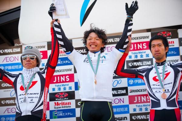 Men's podium (L to R), Tsujiura Keiichi(Bridgestone Anchor), Takenouchi Yu (Team Eurasia-Fondriest bikes), Yamamoto Kohei(Bridgestone Anchor)