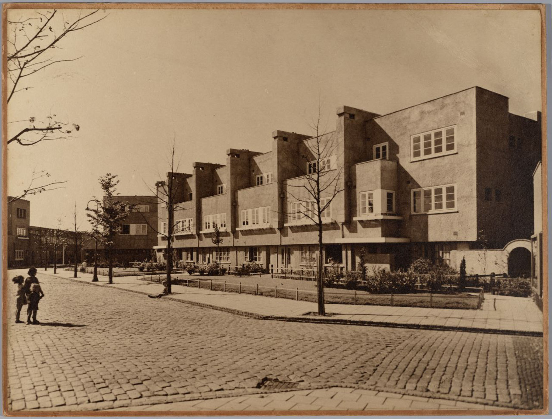 Middle-class housing in Betondorp, built in the 1920s and 1930s, reflects the Dutch architectural style of the era. The houses are characterized by functional, affordable designs aimed at providing quality living for the middle class. These buildings were showcased at various World Fairs as examples of progressive housing solutions.
