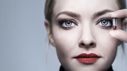 AMANDA SEYFRIED, ELIZABETH HOLMES ACTRESS, in THE DROPOUT (2022), directed by FRANCESCA GREGORINI and MICHAEL SHOWALTER