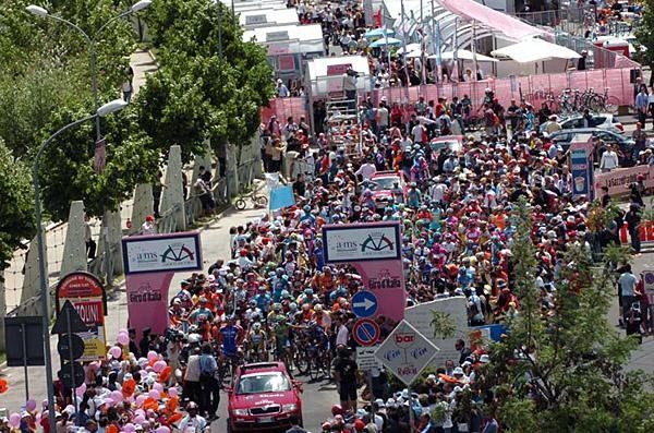 The start line of stage 6.