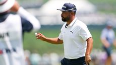 JJ Spaun thanking the crowd after a putt in the 2025 US Open at Oakmont Country Club