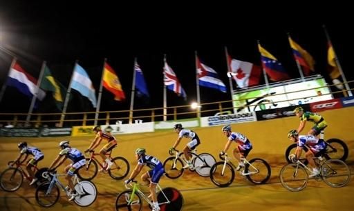 The men's scratch race takes place under the lights.