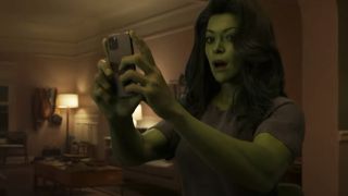 En stillbild från She-Hulk: Attorney at Law som visar huvudkaraktären i sin She-Hulk-form.