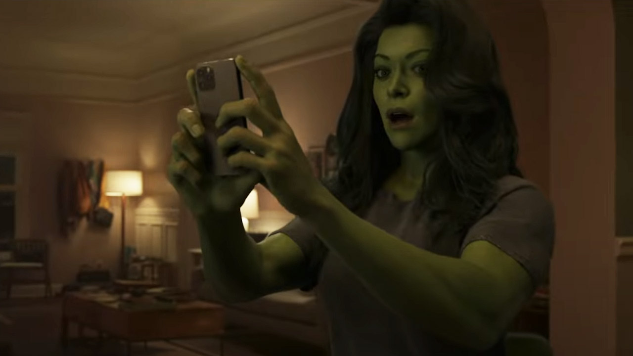  Женщина-Халк выглядит потрясенной, глядя на свой мобильный телефон в сериале Marvel Disney Plus