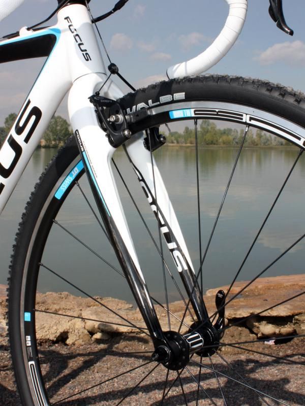 The outstanding Focus Mares carbon 'cross fork is amply stiff around the crown to squelch brake shudder while the subtly tapered legs still provide some flex for comfort