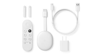 Chromecast with Google TV -mediatoistimen varusteet valkoista taustaa vasten