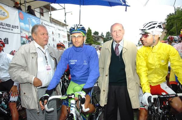 Italy's former stars pose with Ivan Basso and UCI Europe Tour leader Giovanni Visconti