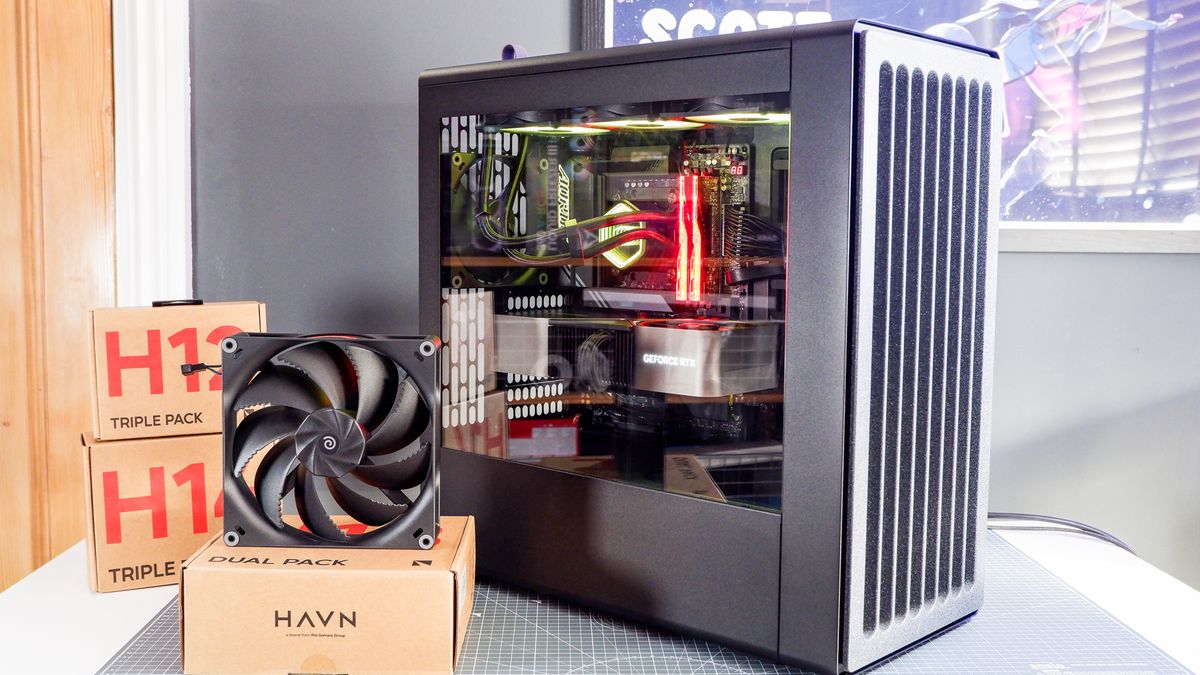 The Havn BF 360 PC case in both black and white with panels removed.