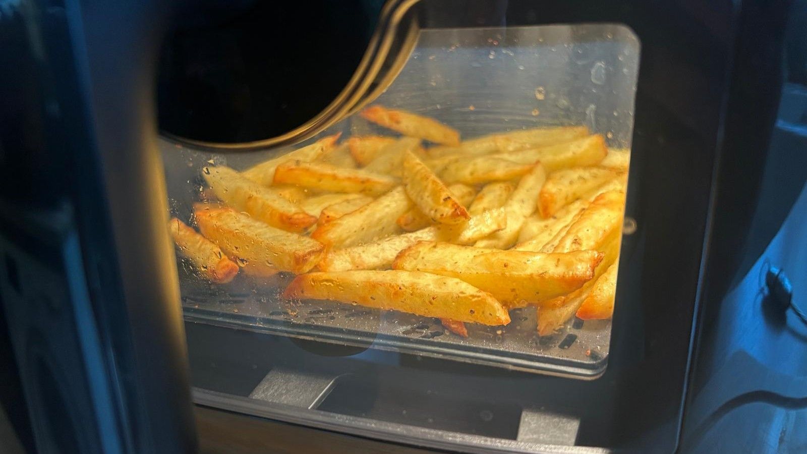 Fries cooking in Bosch Series 6 Air Fryer