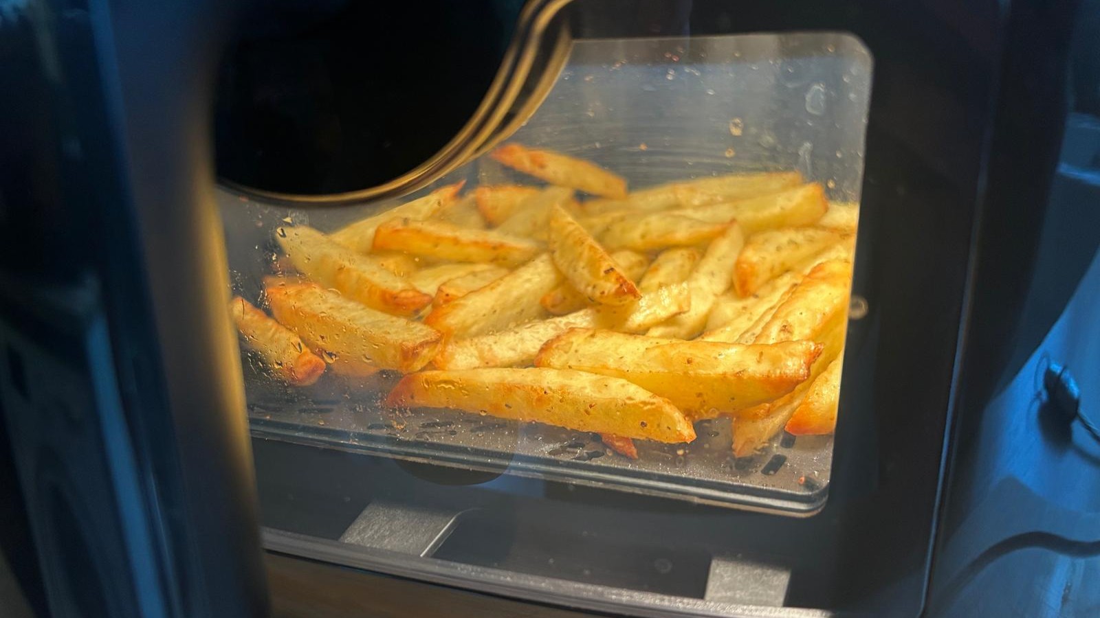 Fries cooking in Bosch Series 6 Air Fryer