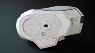 Logitech G502 X Plus -pelihiiri RGB-valot päällä mustalla hiirimatolla