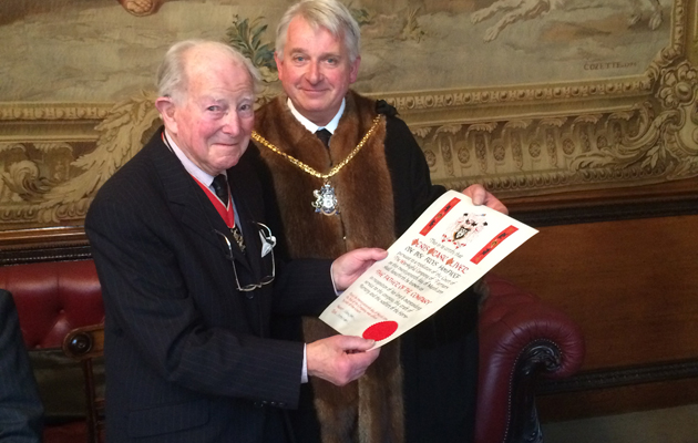 Denis-Oliver-receiving-Father-of-the-Company-award-from-current-Master-Wayne-Upton.jpg