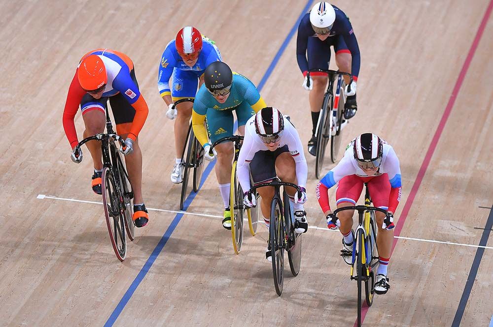 The sprint in the women's keirin