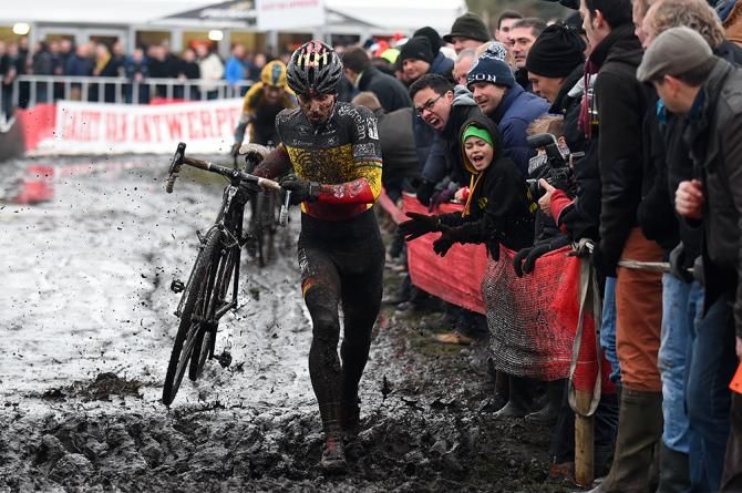 Sven Mys runs a muddy section at Bpost Bank Trofee Azencross.