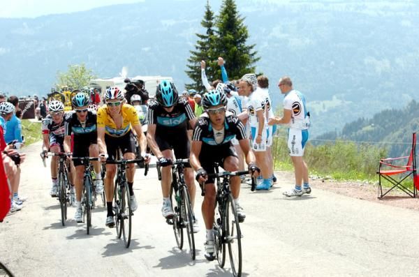 Team Sky lead Wiggins up the Joux Plane