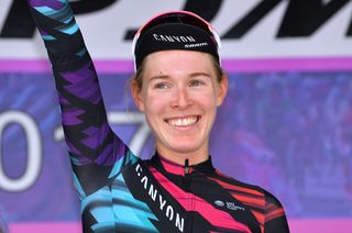 An elated Hannah Barnes (Canyon-SRAM)