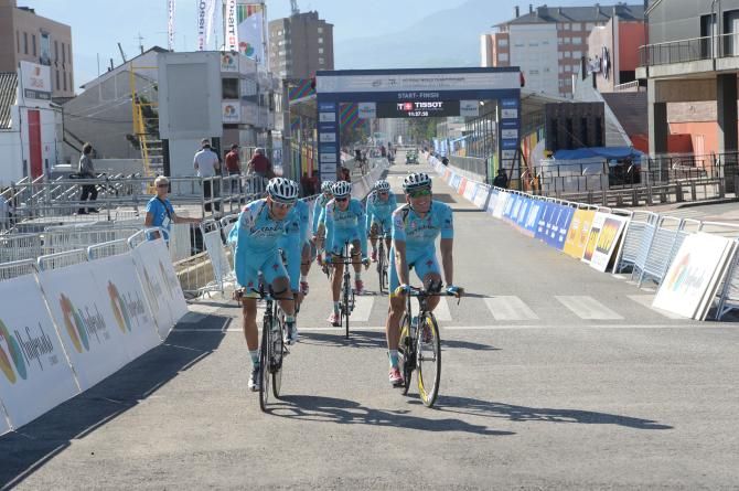 Team Astana set out along the TTT course
