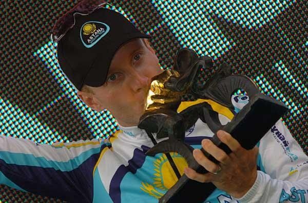 American Levi Leipheimer (Astana) kisses his trophy, after winning the event's first individual time trial.