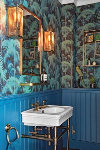 Jungle bathroom wallpaper