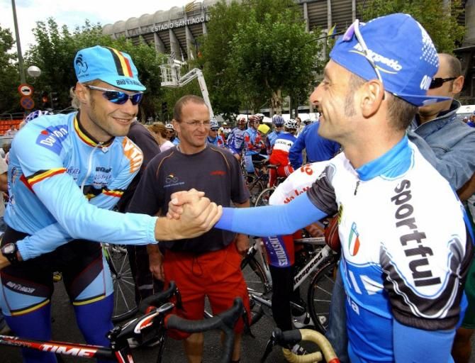 2005 Worlds: Tom Boonen (Belgium) and Paolo Bettini (Italy) shoot the breeze