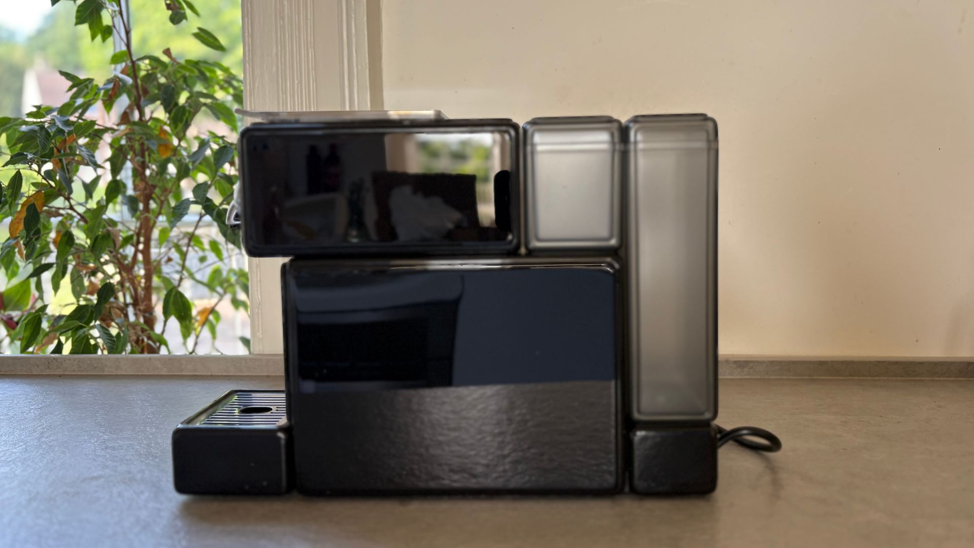 Side profile of the illy X3 coffee machine