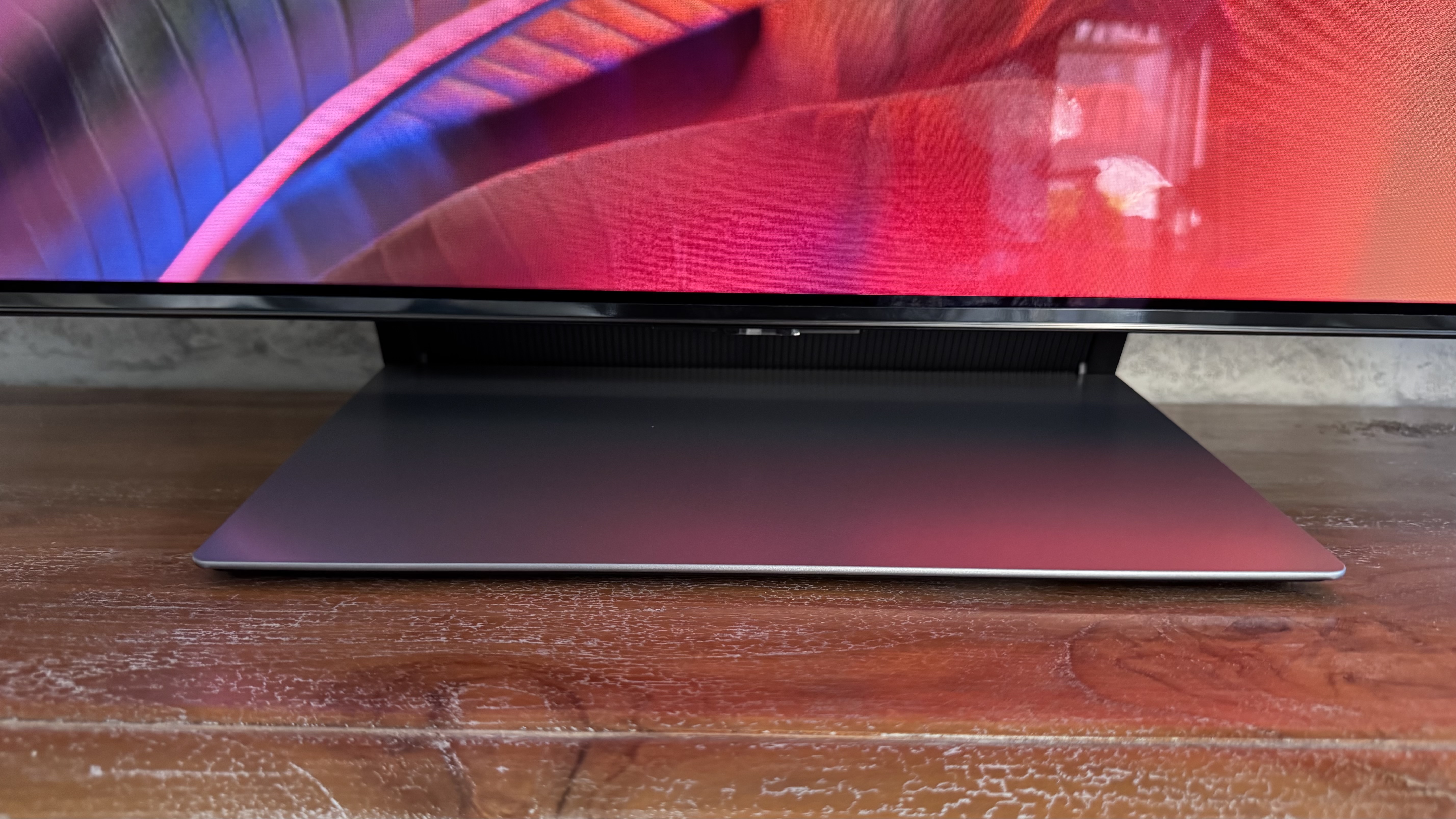 Samsung S90F pedestal stand
