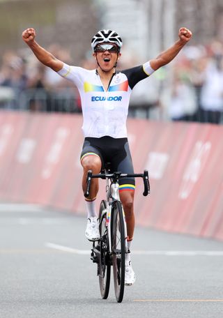 Richard Carapaz wins Tokyo Olympics road race