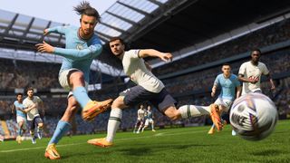 FIFA 23 speler schopt de bal naar de camera naast een andere speler