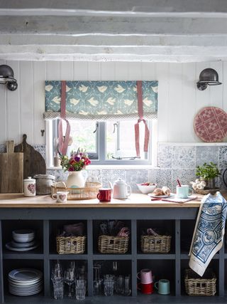 kitchen worktop with decorative swedish blinds