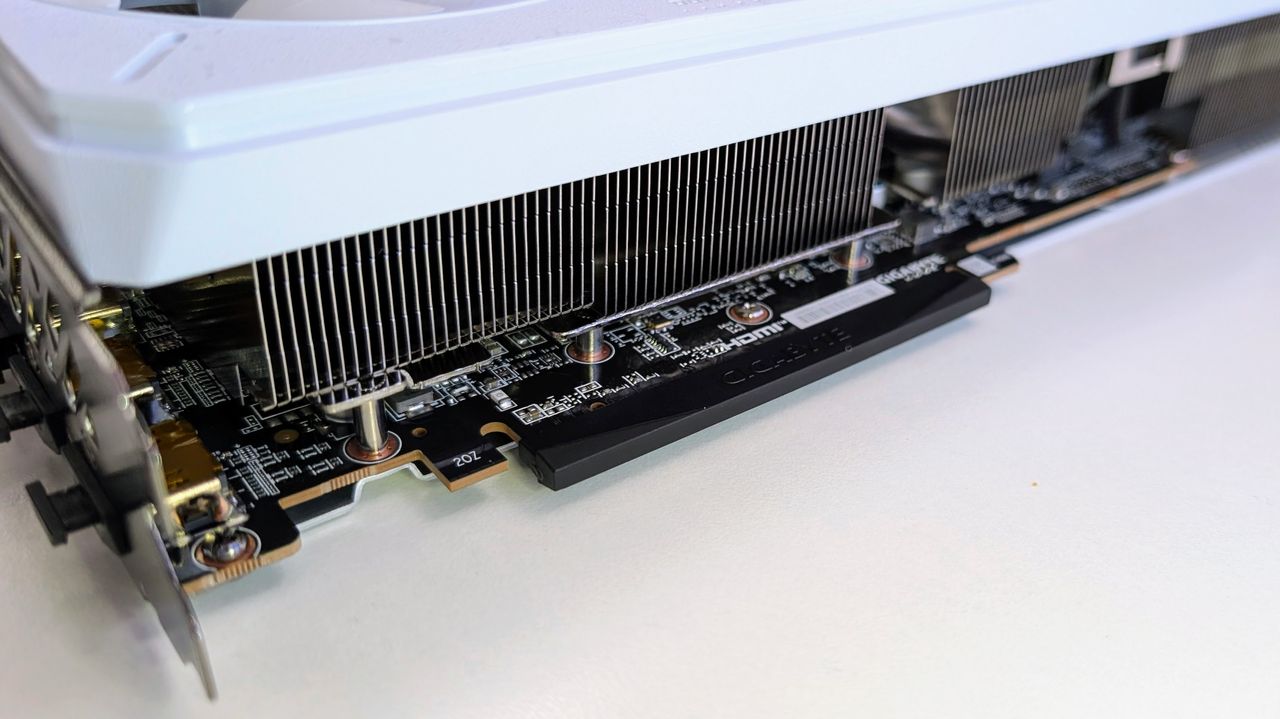 Gigabyte Radeon RX 9070 XT Gaming OC Ice 16GB heatsink