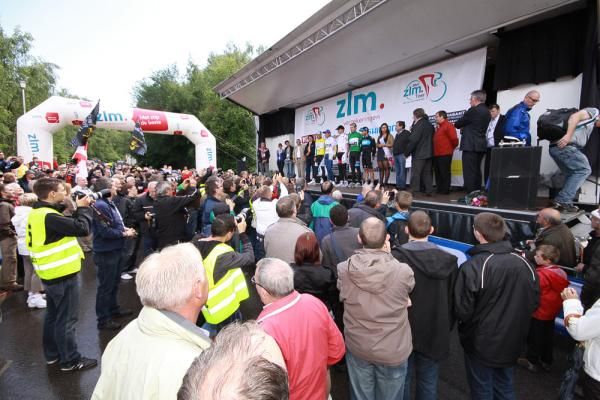 Media and spectators gather for the stage 4 podium ceremony.