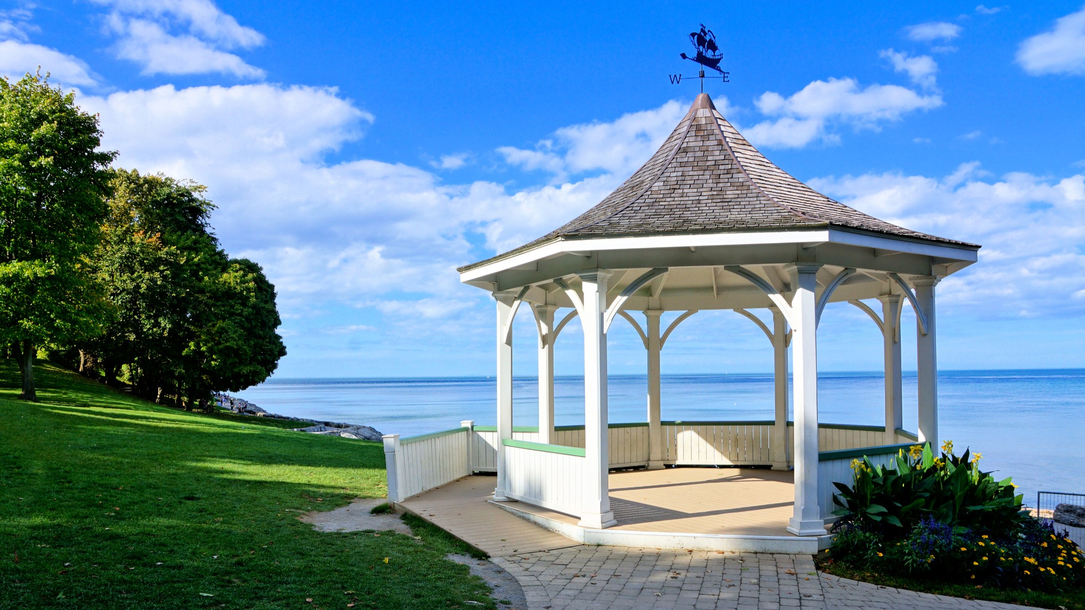 White gazebo along Lake Ontario, Niagara on the Lake, Canada