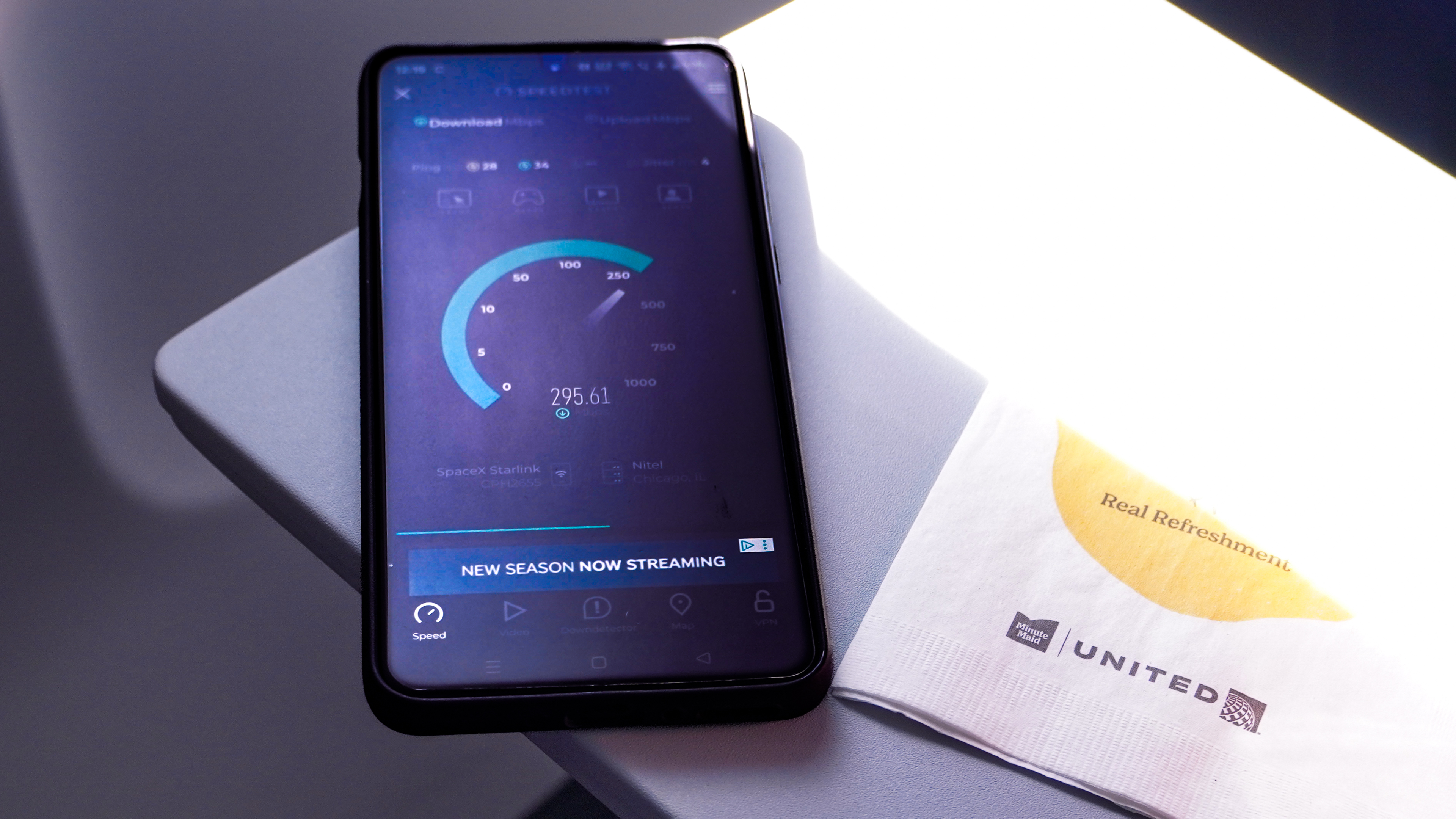 speedtest shows high-speeds via starlink Wi-fi on united airlines flight