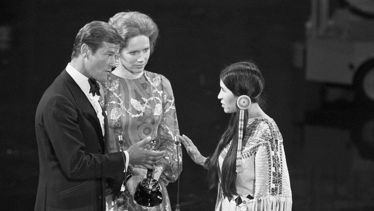 Sacheen Littlefeather refusing to Marlon Brando&amp;#039;s Oscar in 1973