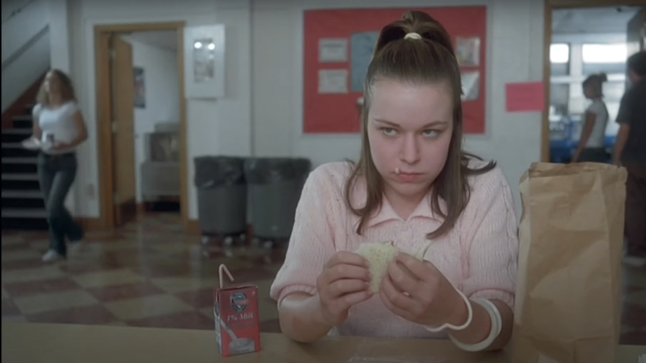 Tina Majorino como Deb comiendo un sándwich en Napoleon Dynamite