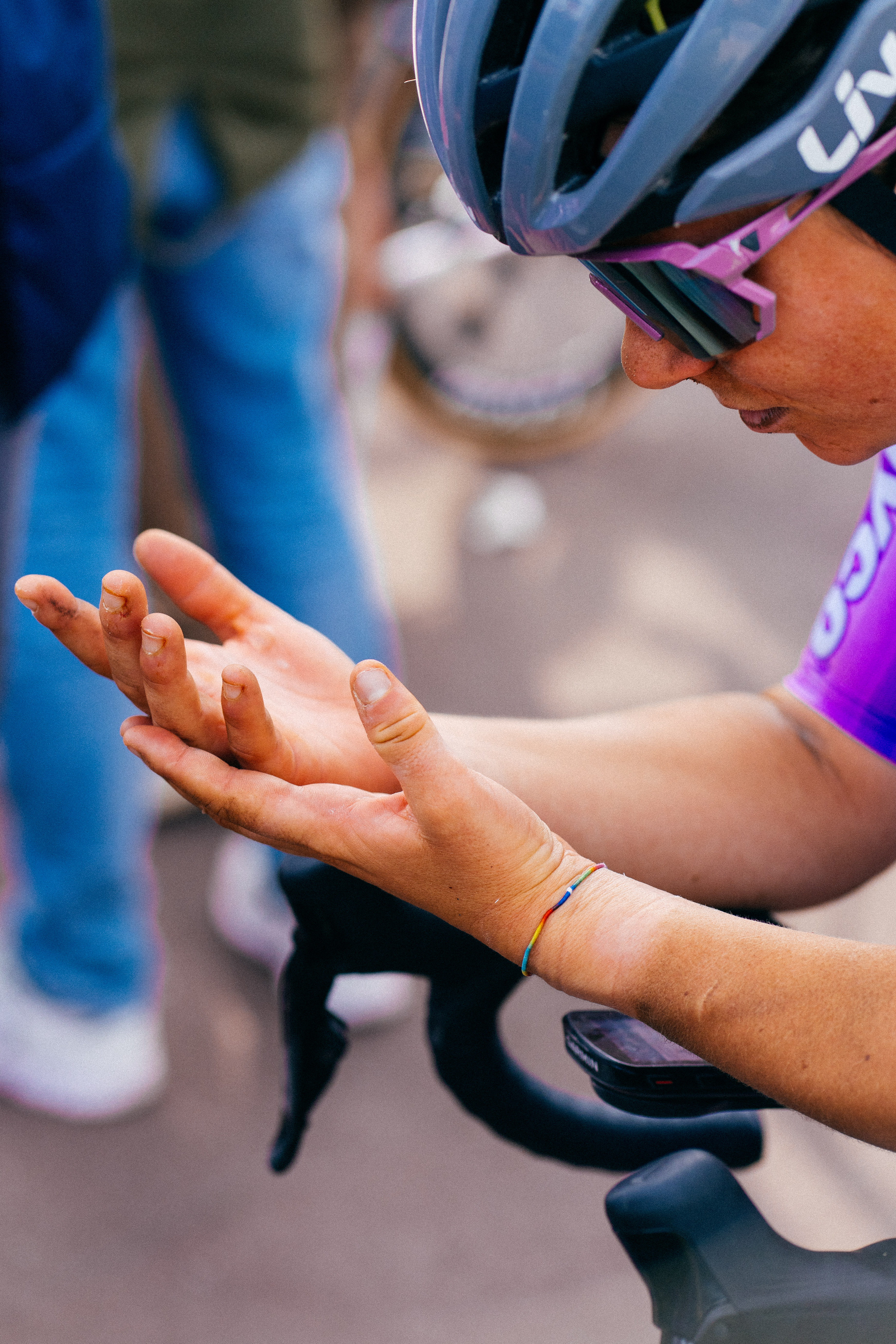 Ciclistas profesionales al final de la París-Roubaix