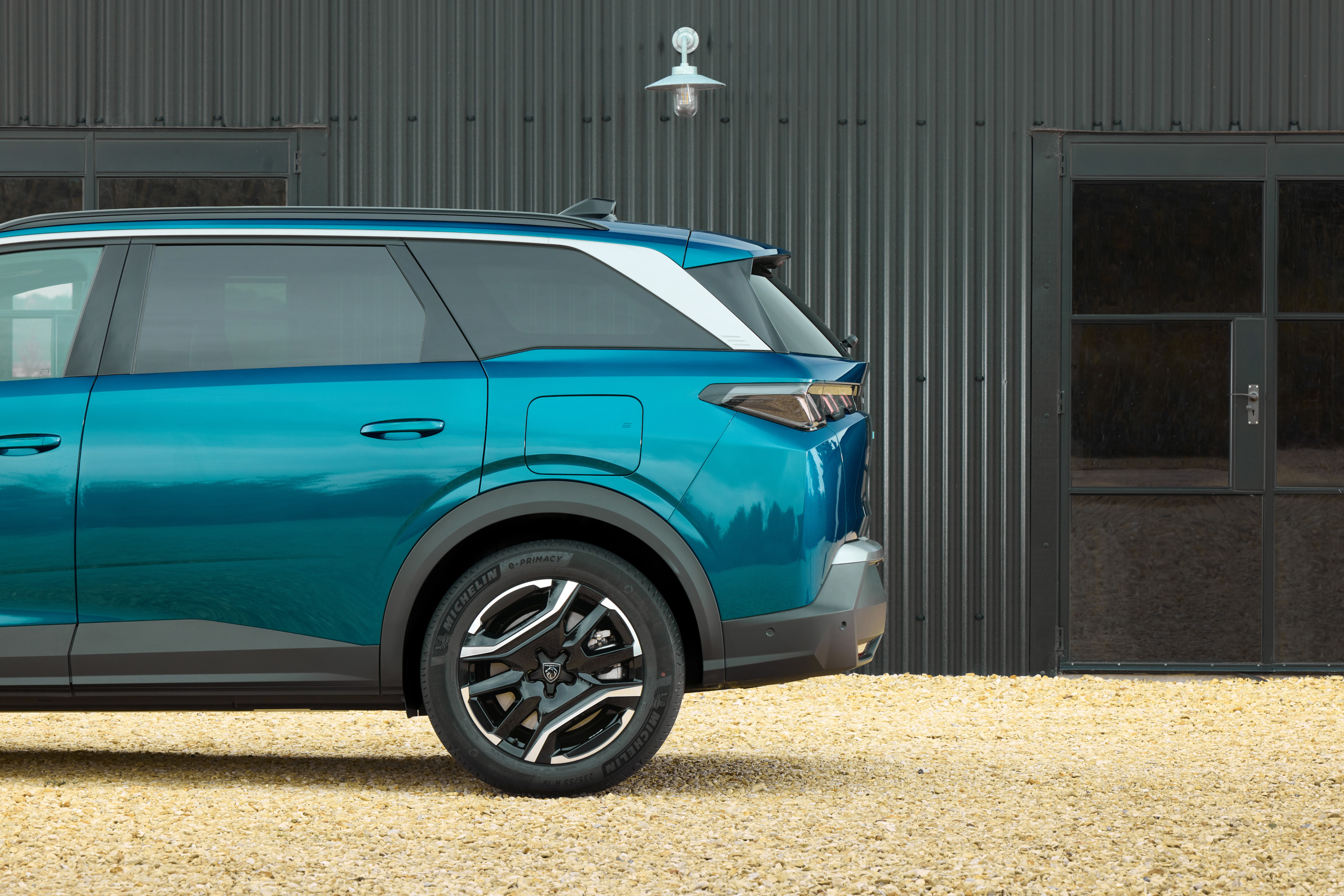 Peugeot E-5008 electric SUV