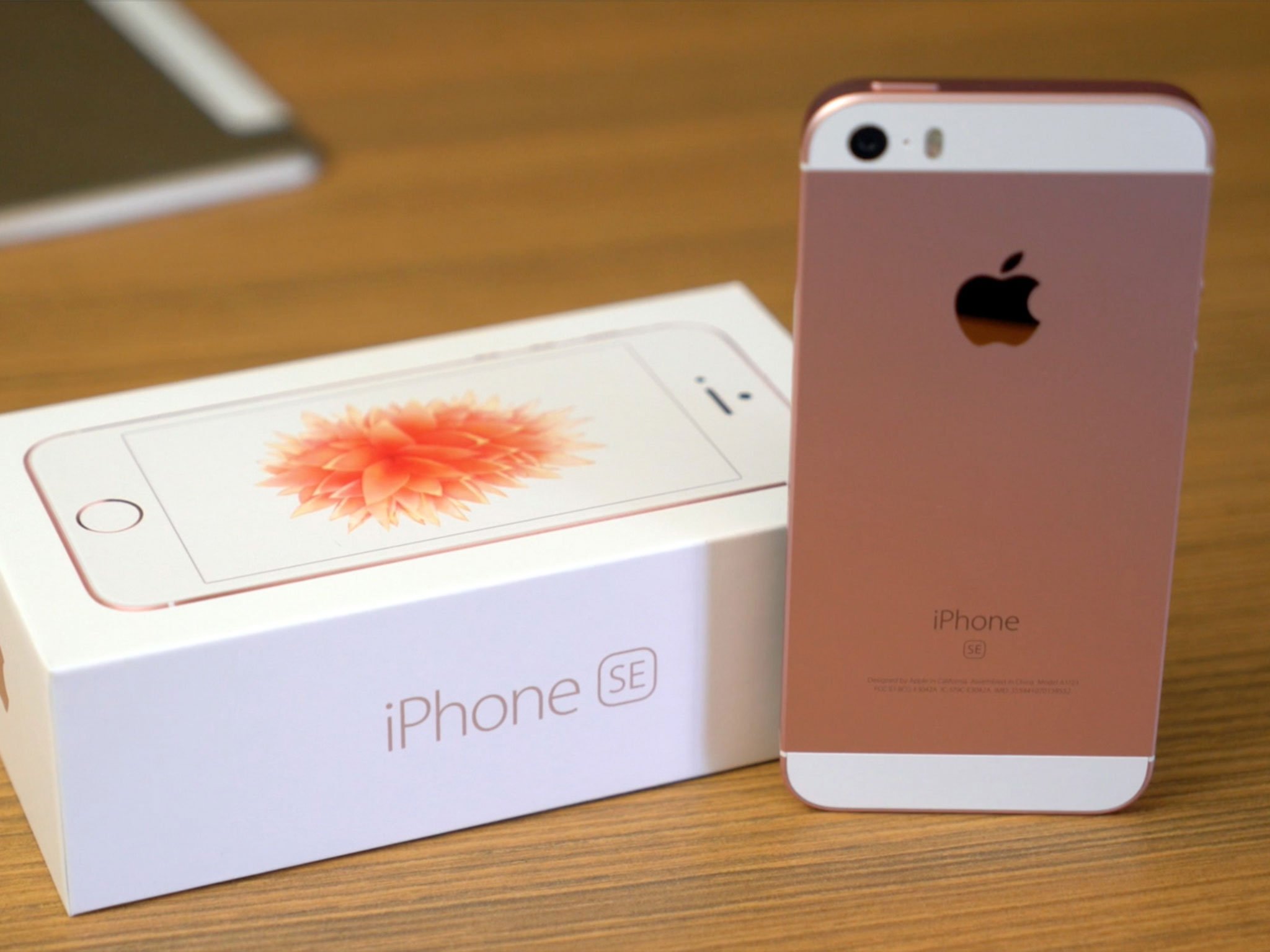 iPhone SE Rose Gold 64 GB au-