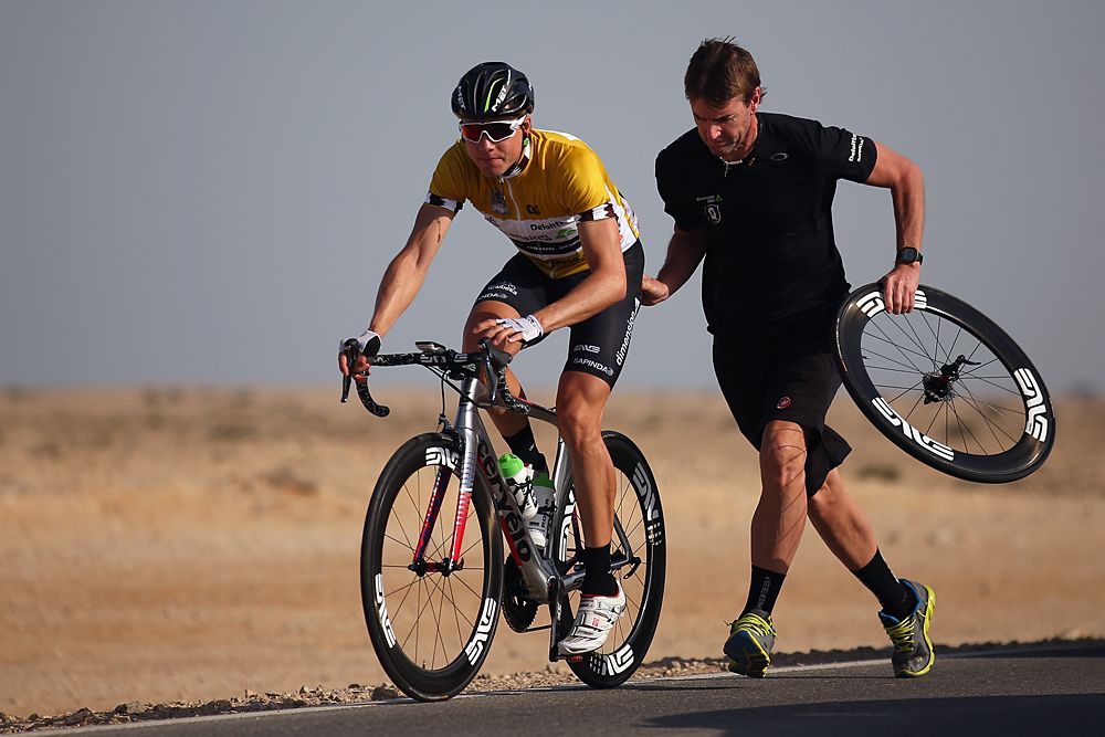 Edvald Boasson Hagen (Dimension Data) had an unfortunate puncture with 8km to go and lost the Tour of Qatar lead