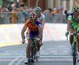 Oscar Freire (Rabobank) gets the better of Filippo Pozzato (Liquigas, green jersey) and Danilo Di Luca (LPR Brakes).