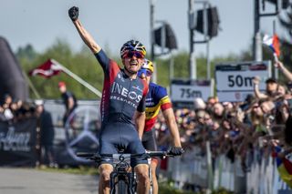 Thomas Pidcock (Ineos Grenadiers) taking the win