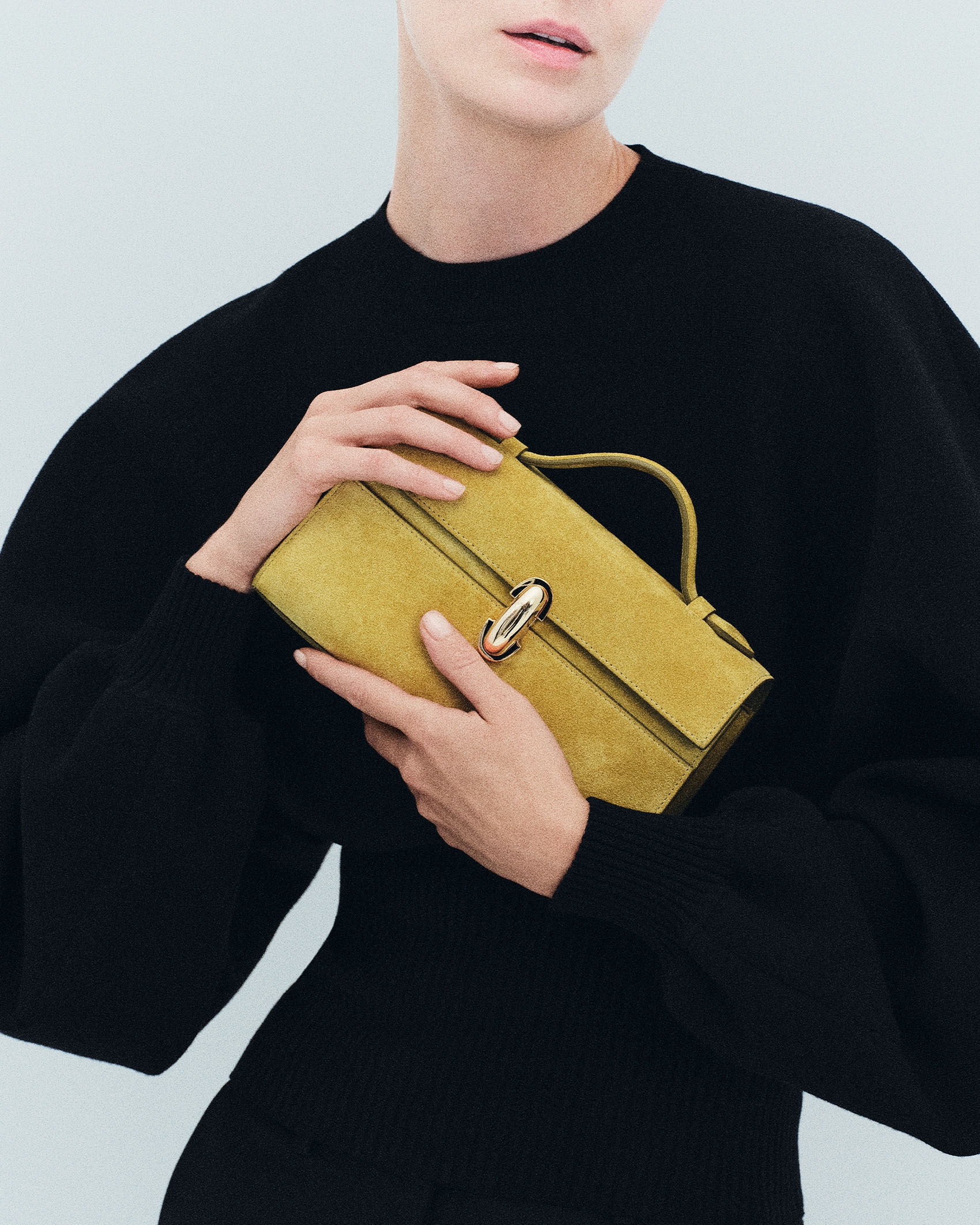 model holding Savette bag