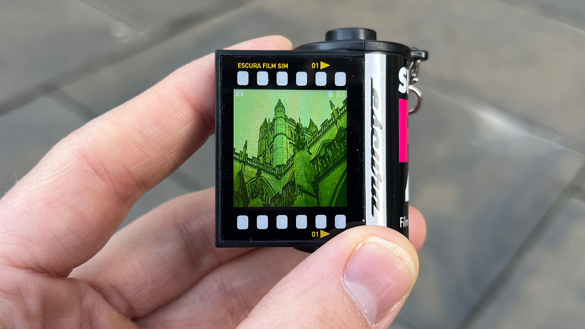 Escura SnapRoll in hand