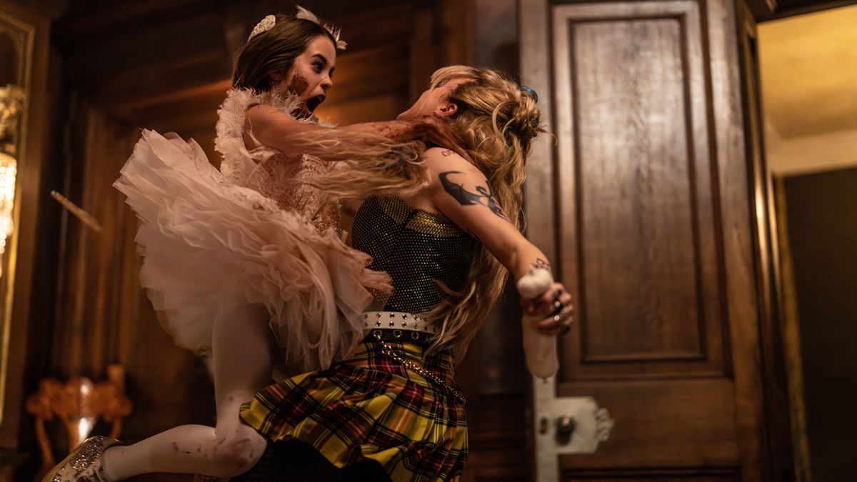 Alisha Weir attacking Kathryn Newton in Abigail